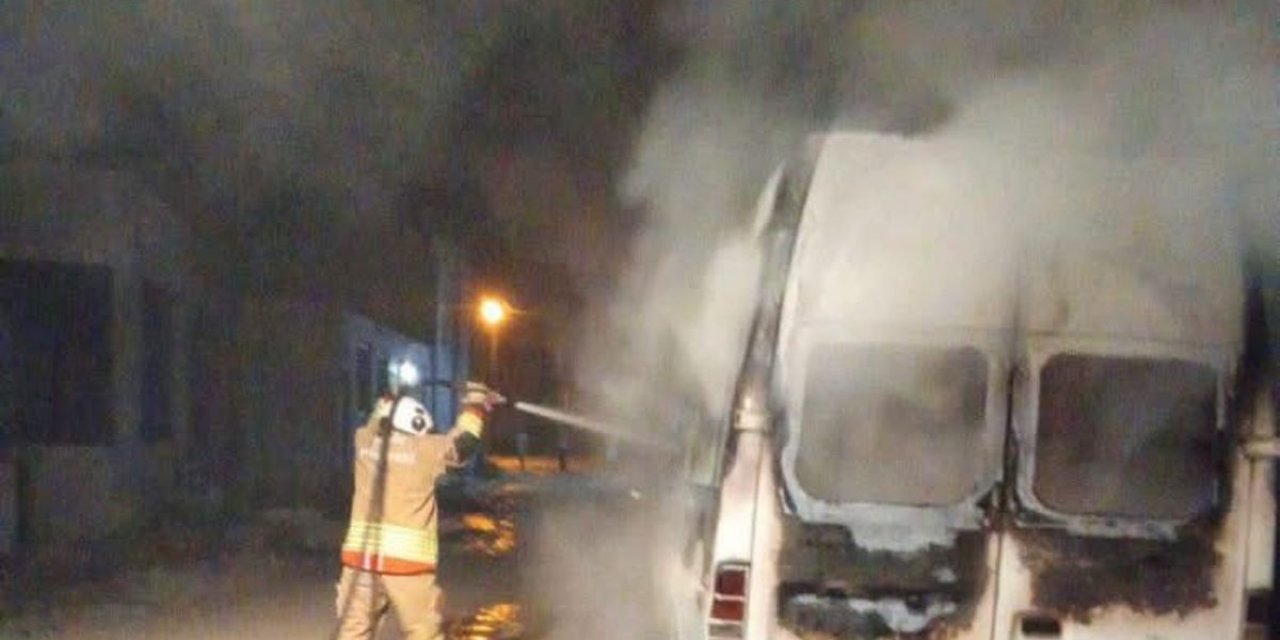 Hatay Kumlu'da Park Halindeki Minibüs Alevlere Teslim Oldu, Yaralanan Olmadı