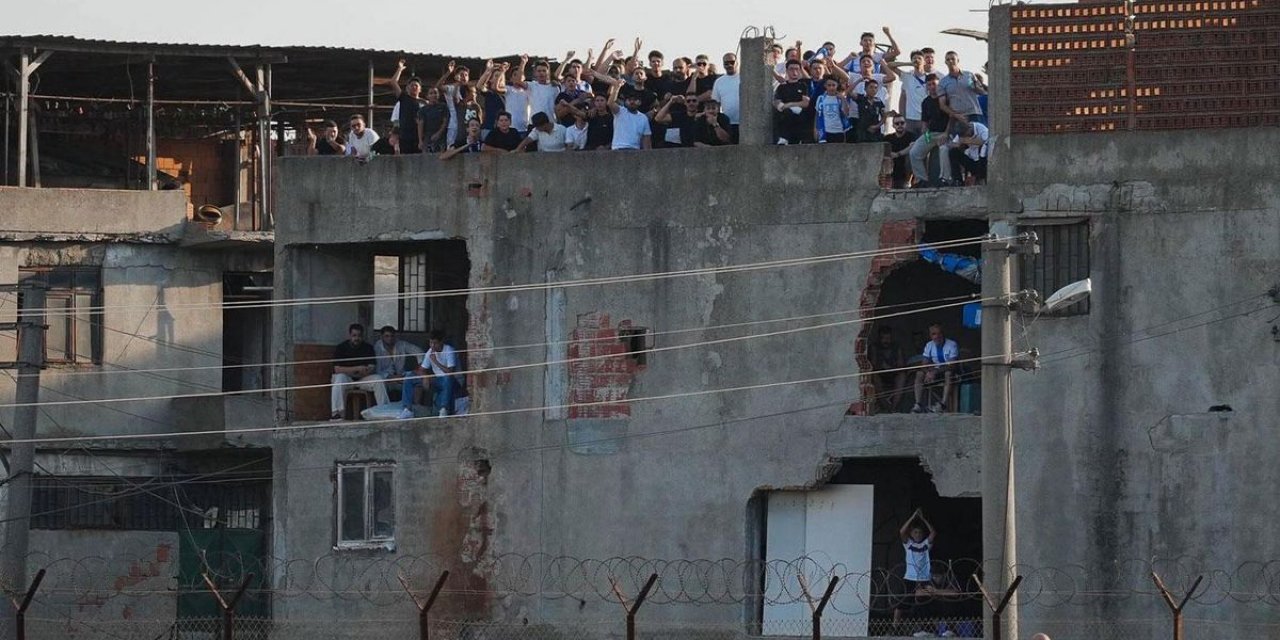 Bu Adamlar Gerçekten Çıldırmış! Hepsi Birden Çatıya Çıkıp Aynı Şeyi Yaptı