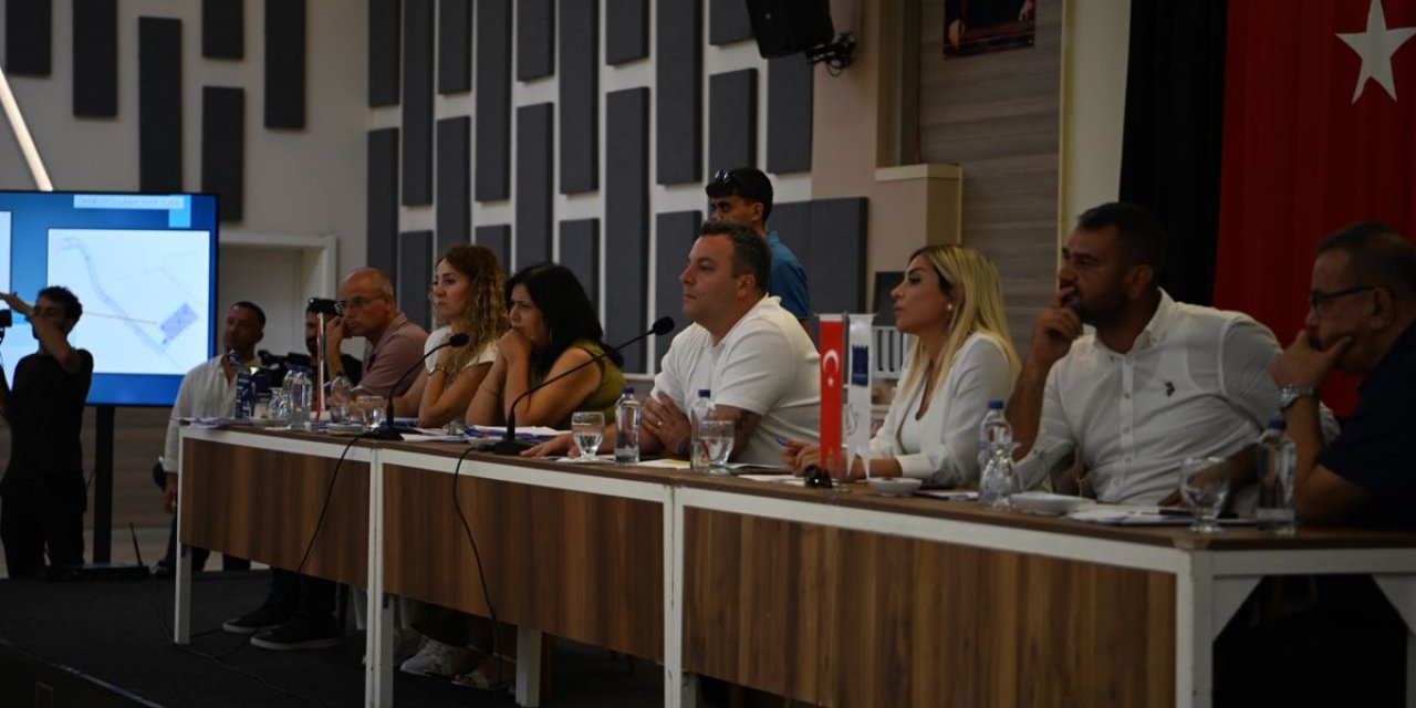 Kuşadası Belediye Meclisi, Depreme Dayanıksız Stadın Tribününün Yıkılmasına Karar Verdi