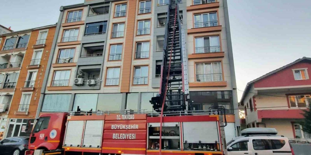 Tekirdağ Muratlı'da 5 Katlı Binanın Çatısında Yangın Çıktı, Alevler Söndürüldü