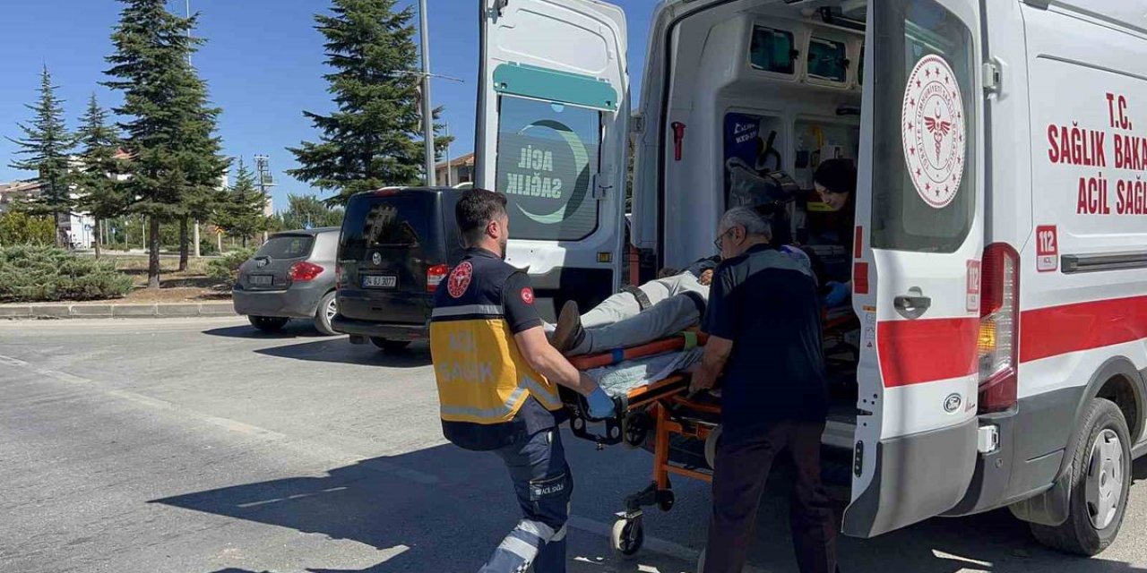 Çorum Sungurlu'da Taksi Kaldırıma Çıktı, Sürücü Yaralandı