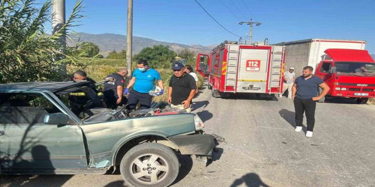Aydın Bozdoğan'da Otomobille Kamyon Çarpıştı; Sıkışan Sürücüyü İtfaiye Kurtardı