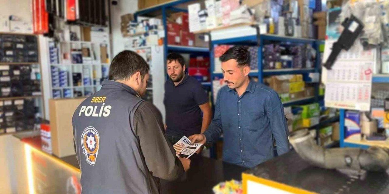 Erzincan'da Polis Esnaf Ve Vatandaşları Siber Suçlara Karşı SİBERAY İle Bilinçlendirdi