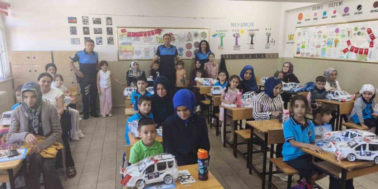 Erzincan'da Polisler İlkokul Öğrencilerini Ziyaret Edip Yeni Eğitim Yılında Hediye Verdi