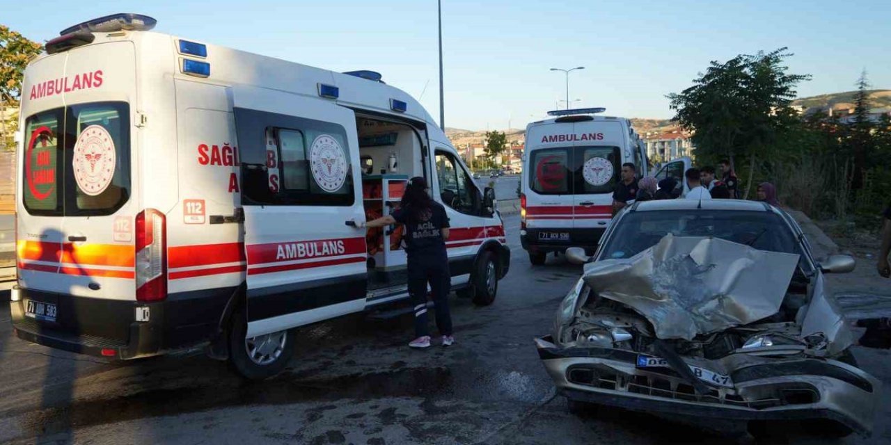 Kırıkkale'de Minibüs İle Otomobil Çarpıştı, 3 Kişi Yaralandı