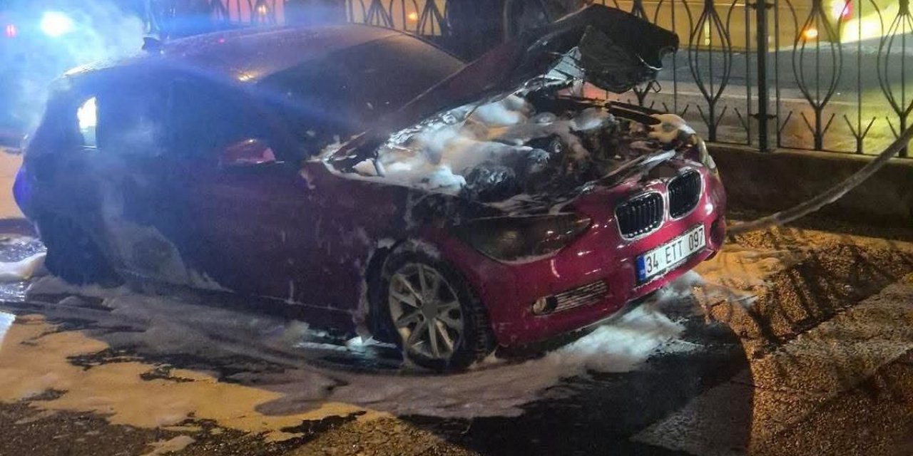 Fatih'te Seyir Halindeki Otomobil Alev Alev Yandı, Kullanılamaz Hale Geldi