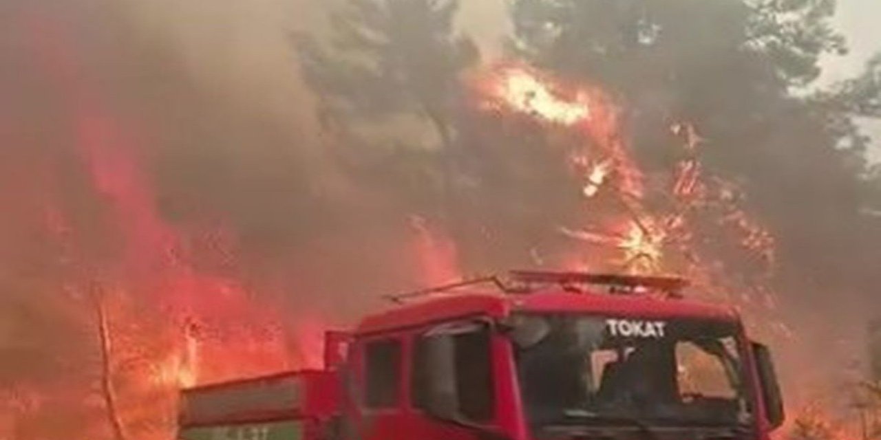 Antalya Aksu'da Alevler Ekipleri Kıskıvrak Yakaladı, Son Anda Kurtuldular