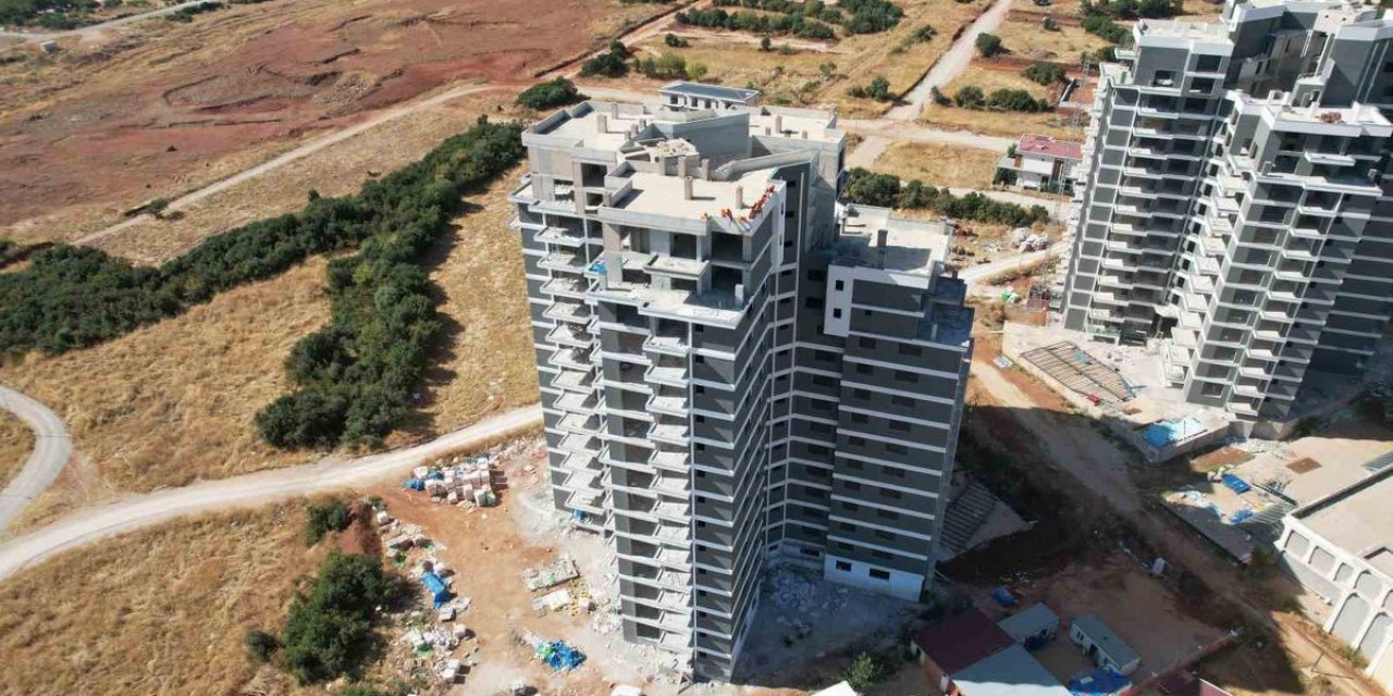 Denizli Merkezefendi'de 4 Aydır Maaşı Ödenmeyen İnşaat İşçileri Alacakları İçin Çatıya Çıktı