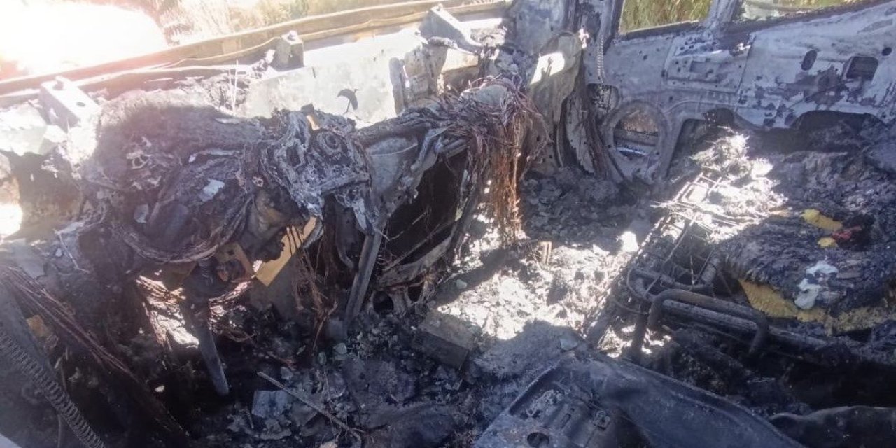 Eskişehir Sivrihisar'da Kargo Aracı Seyir Halindeyken Yanarak Kullanılamaz Hale Geldi