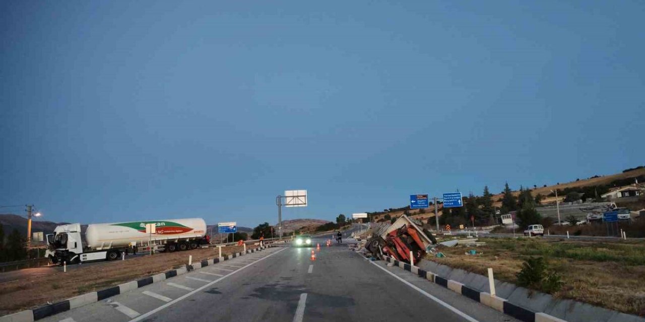 Isparta Yalvaç'ta Kamyonet İle LNG Tankeri Çarpıştı, 3 Yaralı