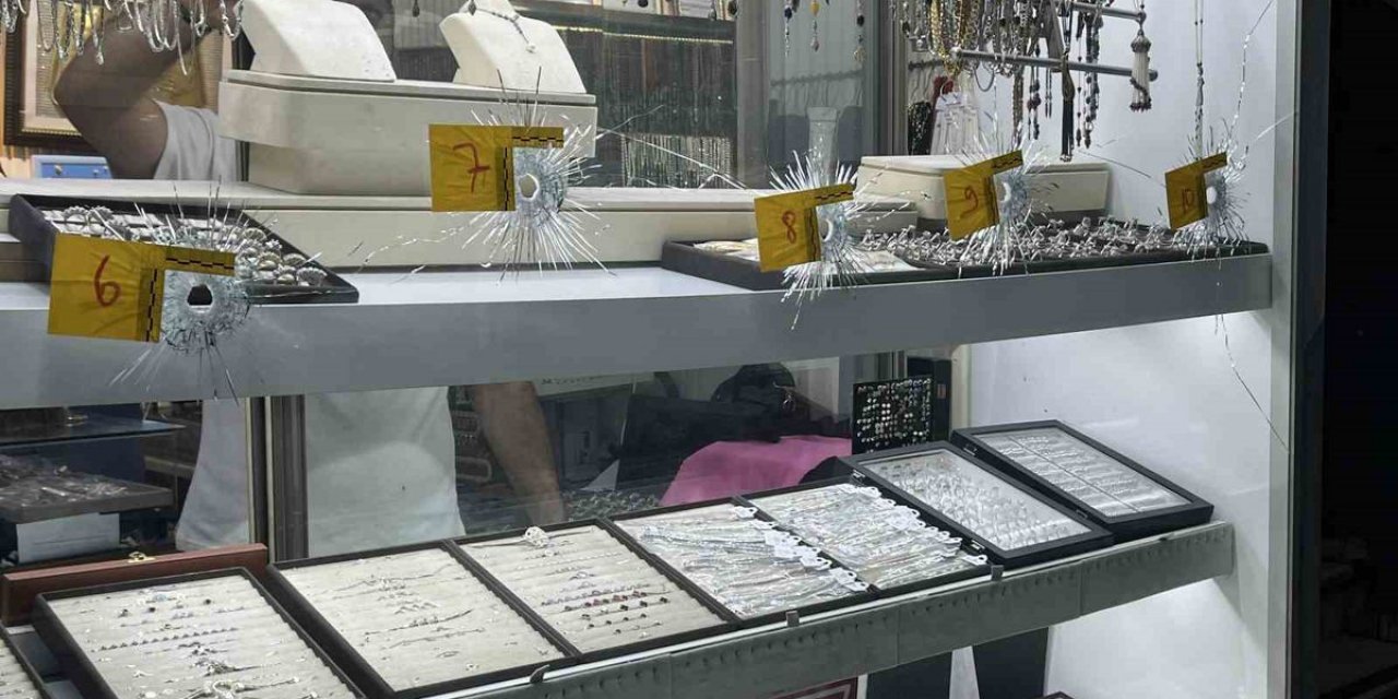 Küçükçekmece'de Gümüşçüye Silahlı Saldırıda Kaçan Şüpheliyi Esnaf Yakalattı