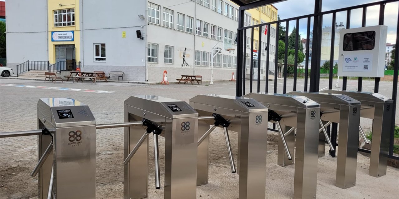 Bir Okula Daha Turnike Kuruldu: Öğrenciler Artık Kart Basarak Girecek