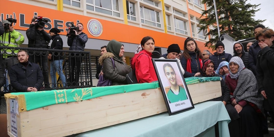 Trafik Kazasında Yaşamını Yitiren Hentbolcular İçin Okullarında Tören
