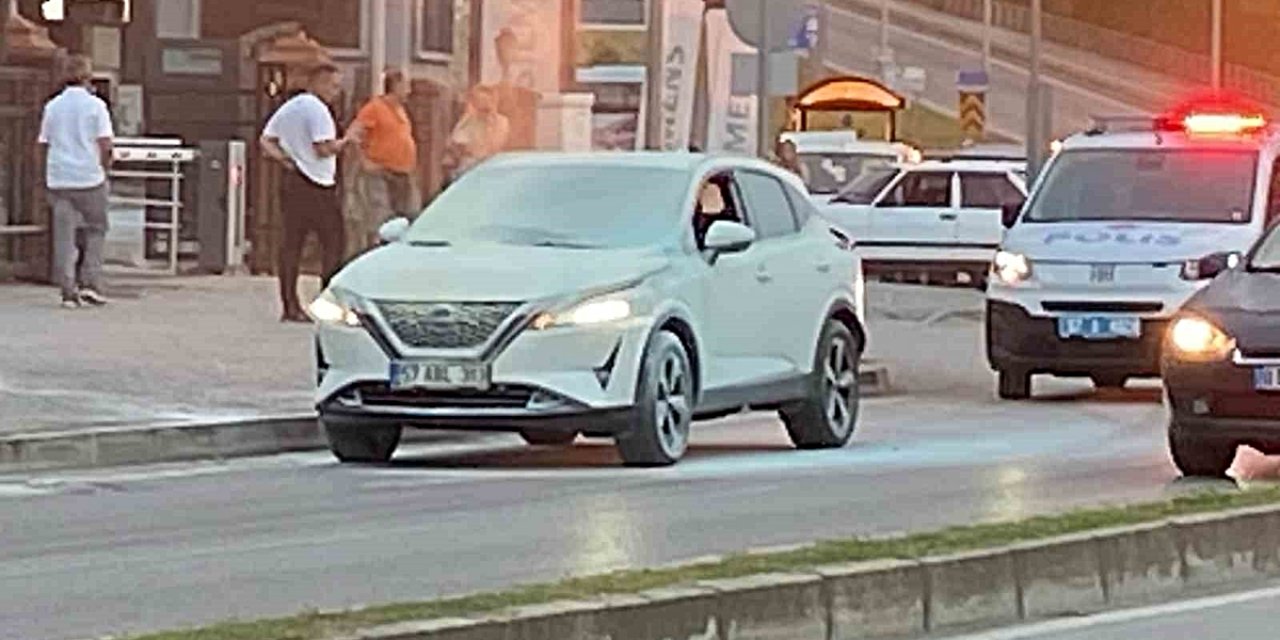 Sinop'ta SUV Aracın Motoru Alev Aldı, Polis Memuru Yangını Büyümeden Söndürdü