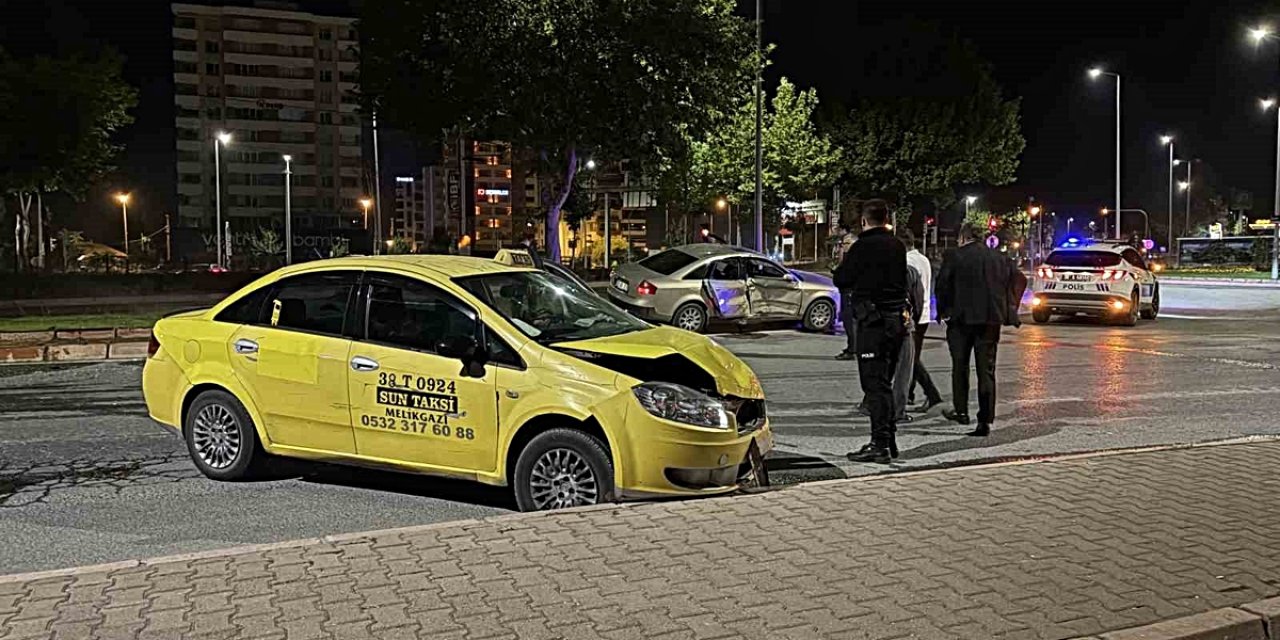 Kayseri Melikgazi'de Ticari Taksi İle Otomobil Çarpıştı, Sürücü Yaralandı