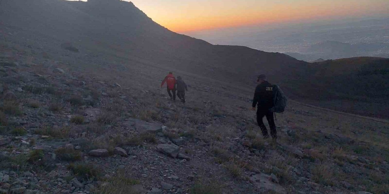 Erciyes Dağı'nda Mahsur Kalan Yabancı Uyruklu Kişi JAK ve AFAD Ekiplerince Kurtarıldı