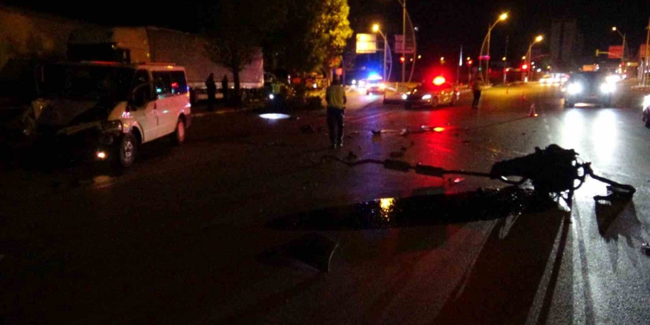 Malatya'da Minibüs Kontrolden Çıkıp Ağaca Çarptı, Motoru Yola Savruldu