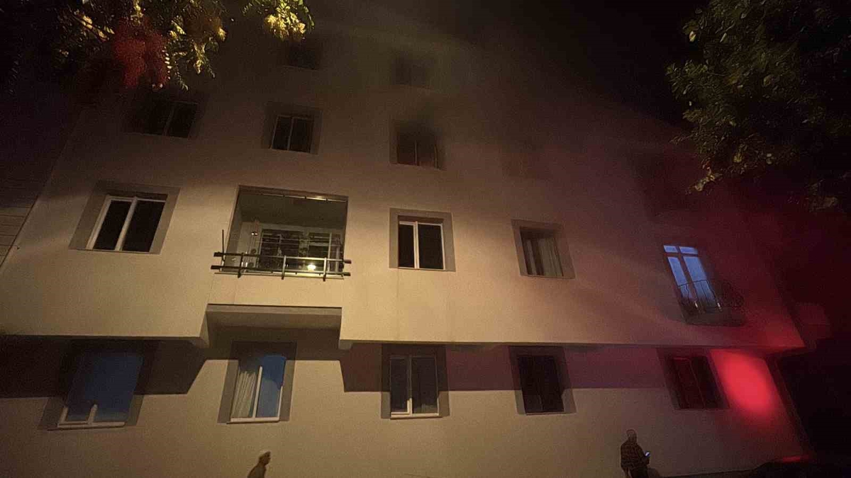 Çorum'da Apartman Yangınında Dumandan Etkilenen 7 Kişi İtfaiye Merdiveniyle Kurtarıldı
