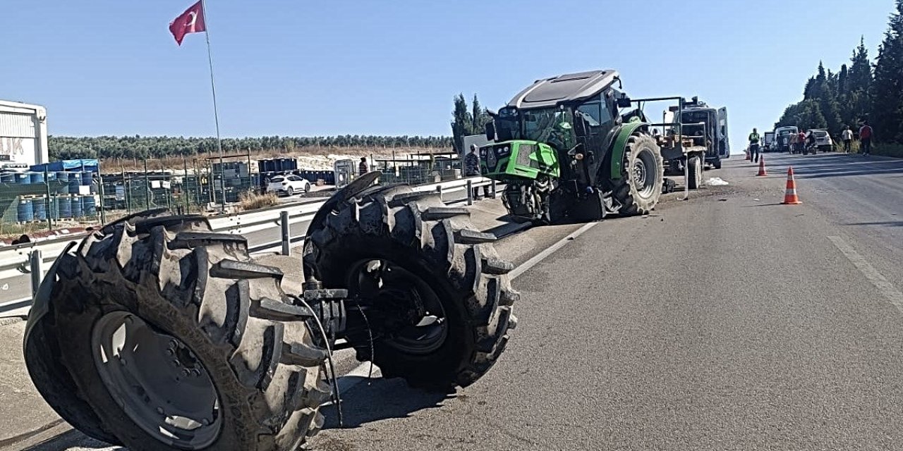 Bandırma'da Kamyon Traktöre Arkadan Çarptı, Sıkışan Sürücü Kurtarıldı