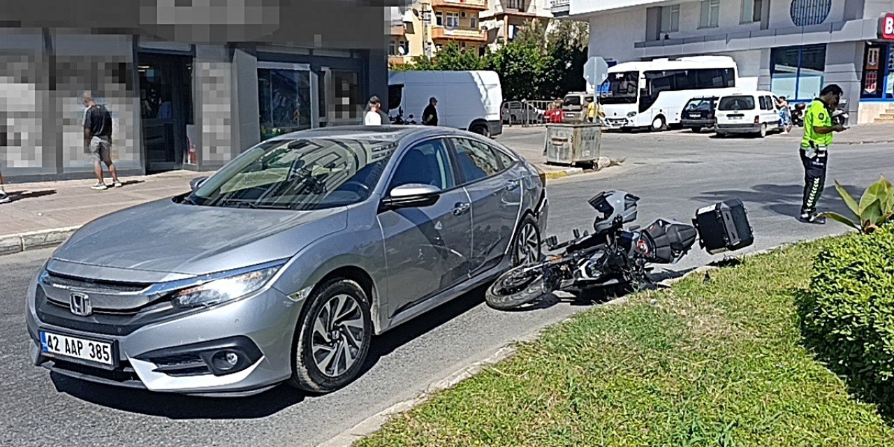 Manavgat'ta Motosiklet Otomobile Yandan Çarptı, Sürücü Yaralandı