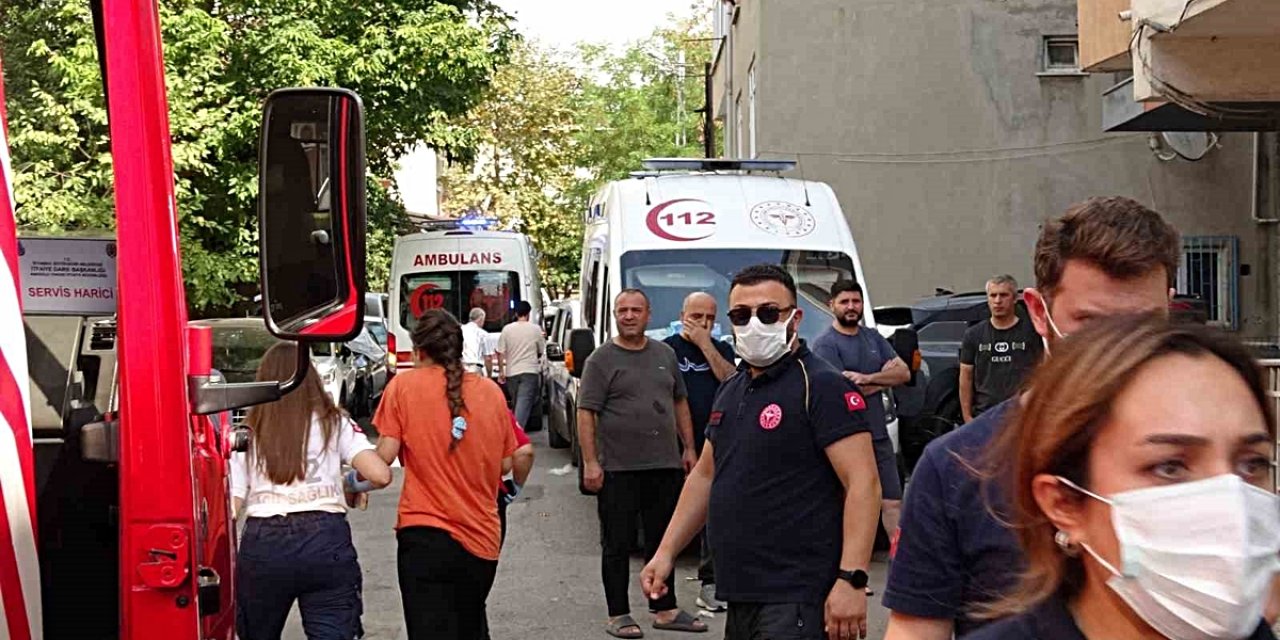 Kartal'da 4 Katlı Binanın 2'nci Katında Çıkan Yangında 2 Kişi Dumandan Etkilendi