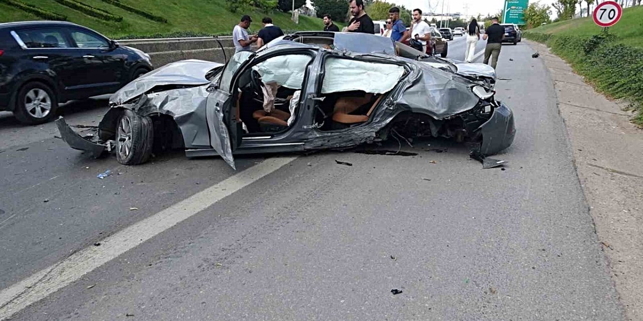 Sancaktepe'de BMW, Fiat Doblo'ya Çarparak Takla Attı; Sürücü Ağır Yaralı