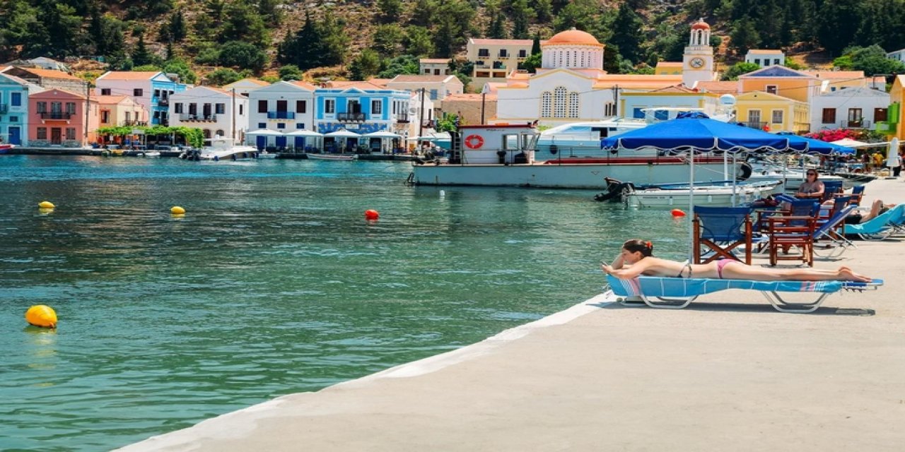Türkiye'nin Hemen Dibinde! Meis Adası'nda 1 Yıl Kalana 280 Bin TL Verilecek