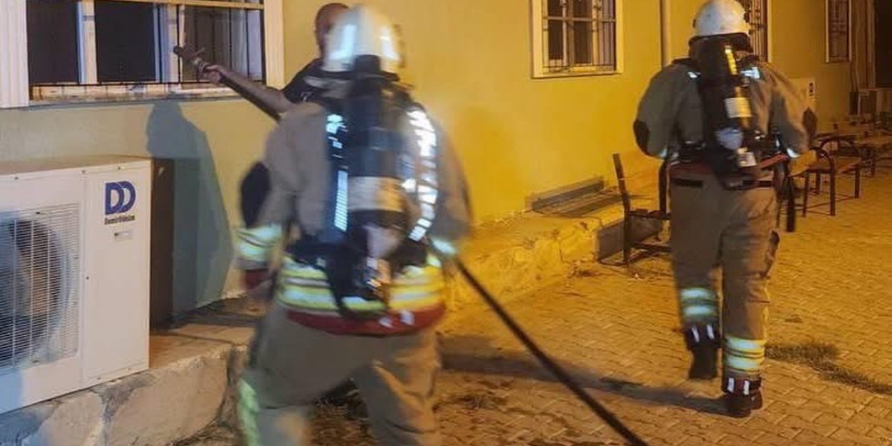 Hatay Kırıkhan'da Caminin Çatısında Çıkan Yangın Kısa Sürede Kontrol Altına Alındı