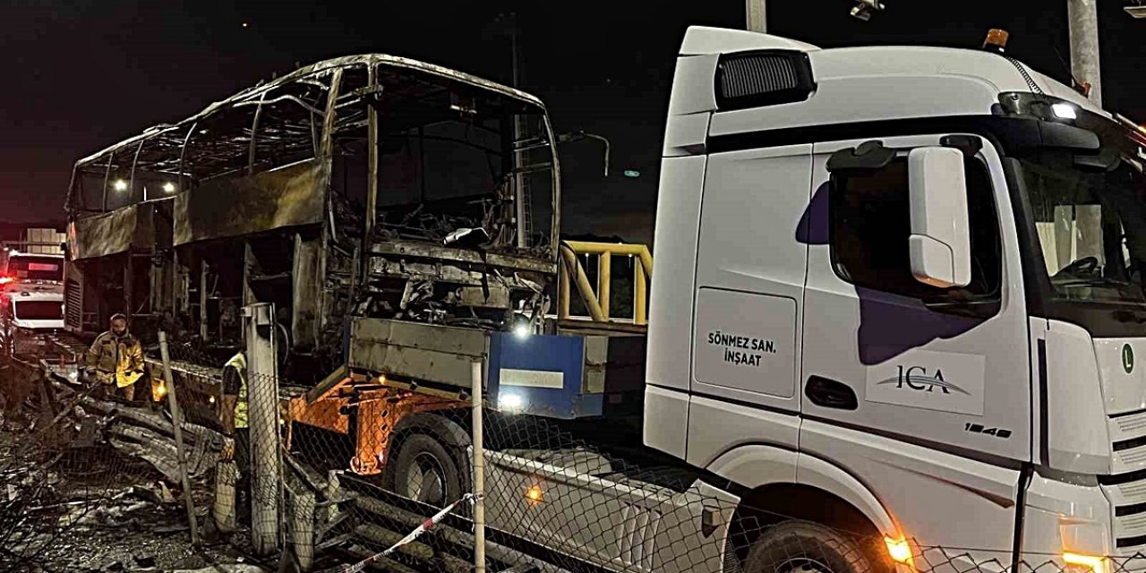 Kuzey Marmara Otoyolu'nda Yanan Otobüste Ölen 2 Kişinin Cenazesi Adli Tıp'a Götürüldü