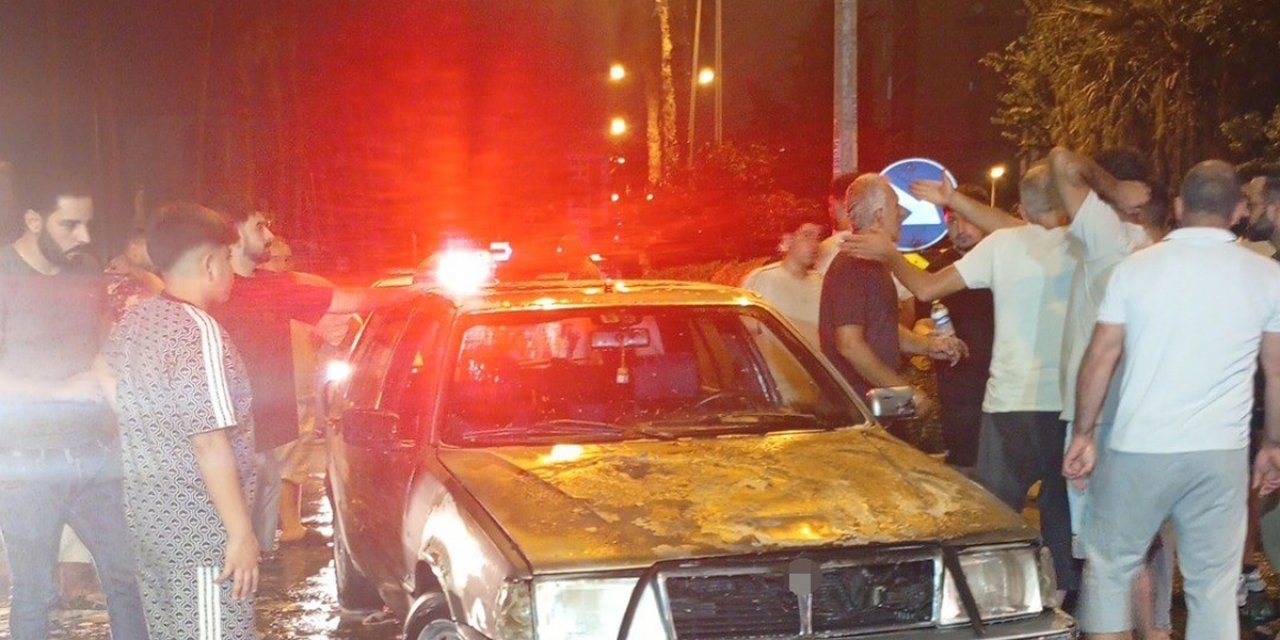 Mersin'de Alev Alan Otomobilden 4 Kişi Son Anda Kurtuldu