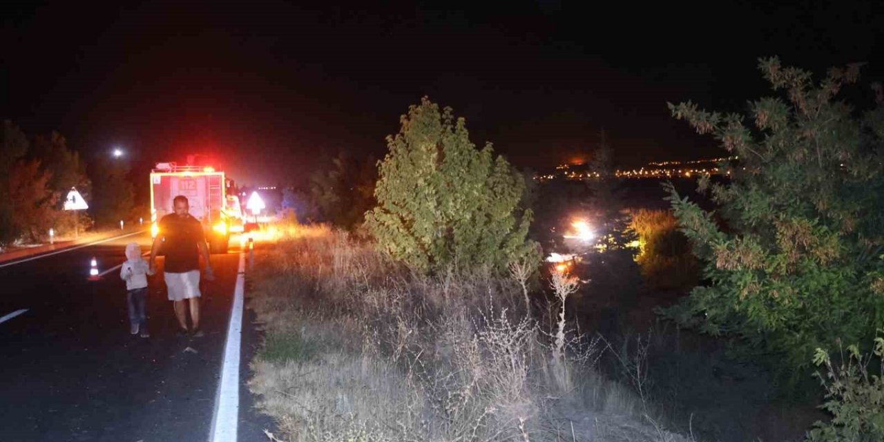 Nevşehir Gülşehir'de İki Otomobil Çarpıştı, Mısır Tarlasına Savrulan Araçlarda 4 Kişi Yaralandı
