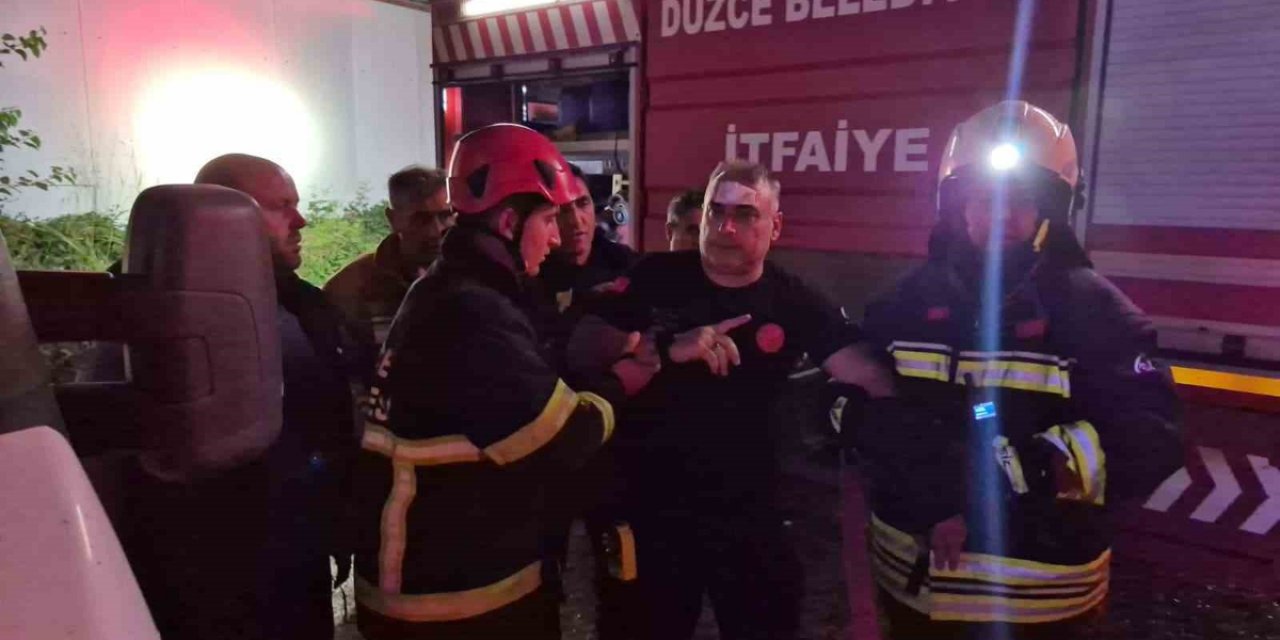 Düzce'de Kapı Fabrikasındaki Yangında Çatı İtfaiye Erinin Üzerine Düştü
