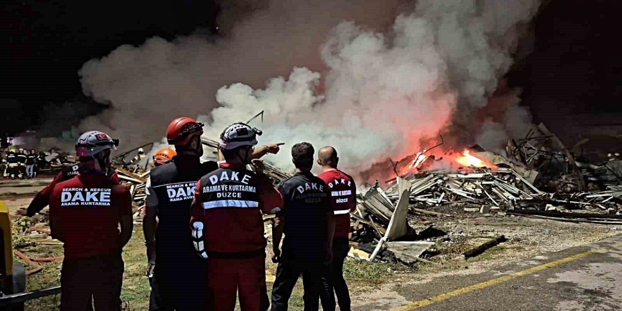 Düzce'de Kapı Fabrikasındaki Yangın Sürüyor, Ekipler Evlere Sıçramasını Engelliyor