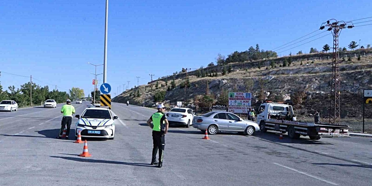Karaman'da İki Otomobil Çarpıştı, Aralarında 4 Aylık Bebeğin De Olduğu 6 Kişi Yaralandı