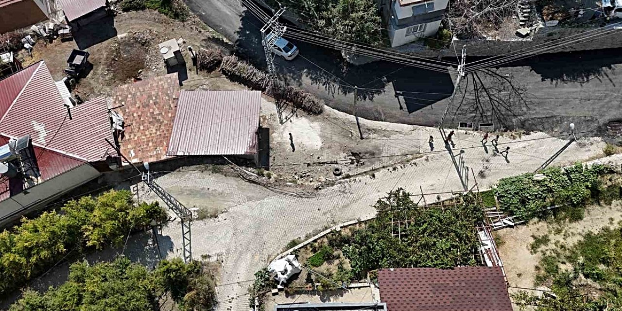 Antakya'da 'Kaza Yokuşunda' 3 Ayda 2 Araç Bahçeye Uçtu, Mahalleli İstinat Duvarı İstiyor