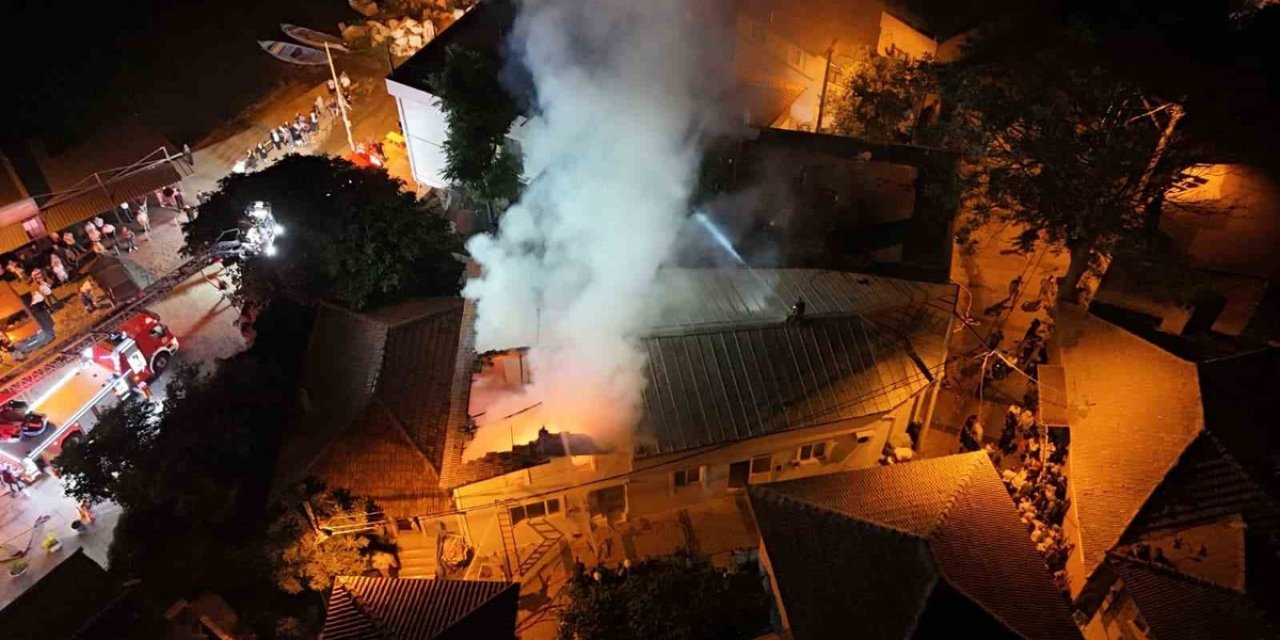 Bursa Nilüfer'de Evde Çıkan Yangın 11 Araçlık Müdahaleyle Söndürüldü