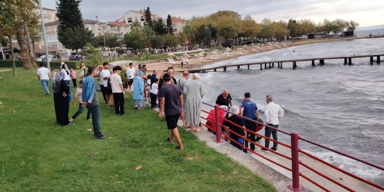 Karamürsel'de Arkadaşıyla Tartışan Kadın Denize Atladı, Cankurtaranlar Kurtardı