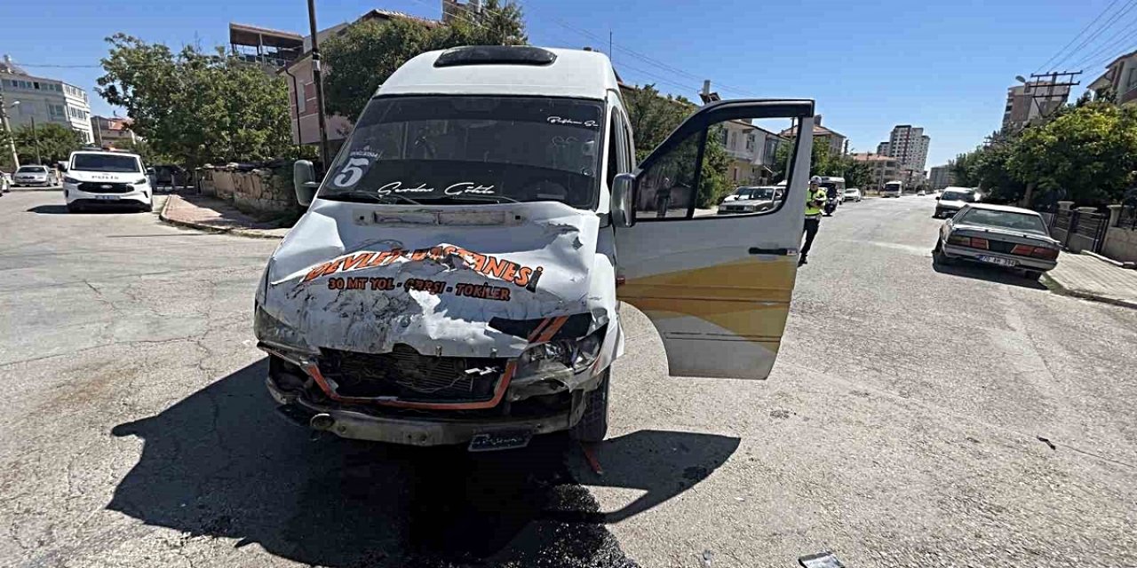 Karaman'da Minibüsle Kamyon Çarpıştı, 2 Yolcu Yaralandı