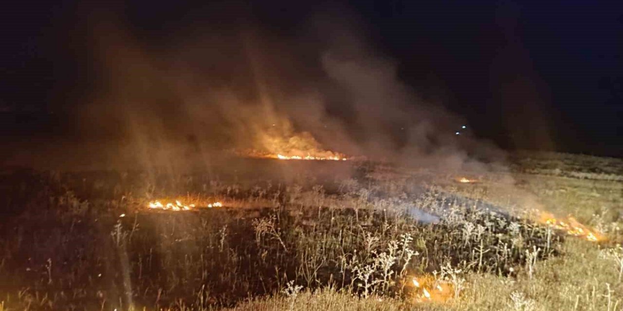 Van Tuşba'da Örtü Üstü Yangın İtfaiye Ekiplerince Söndürüldü