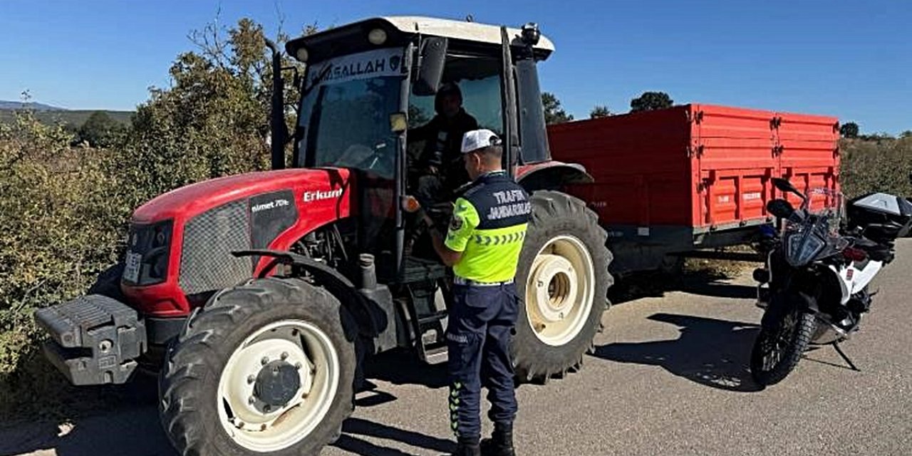 Bilecik'te Jandarma, Traktör Sürücülerine Reflektör Ve ROPS Demiri Uyarısı Yaptı