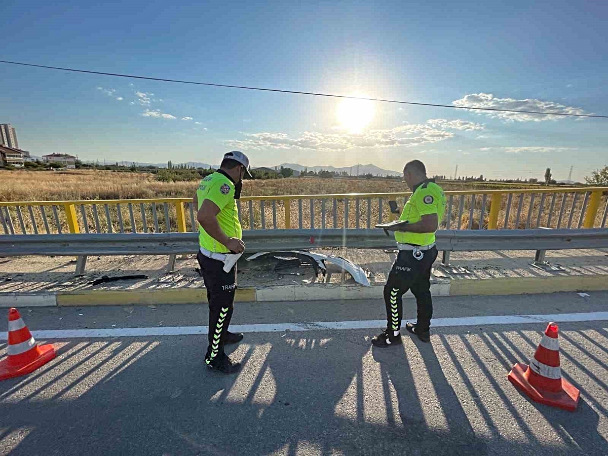 Karaman'da Lastiği Patlayan Otomobil Bariyerlere Çarptı, Sürücü Yaralandı