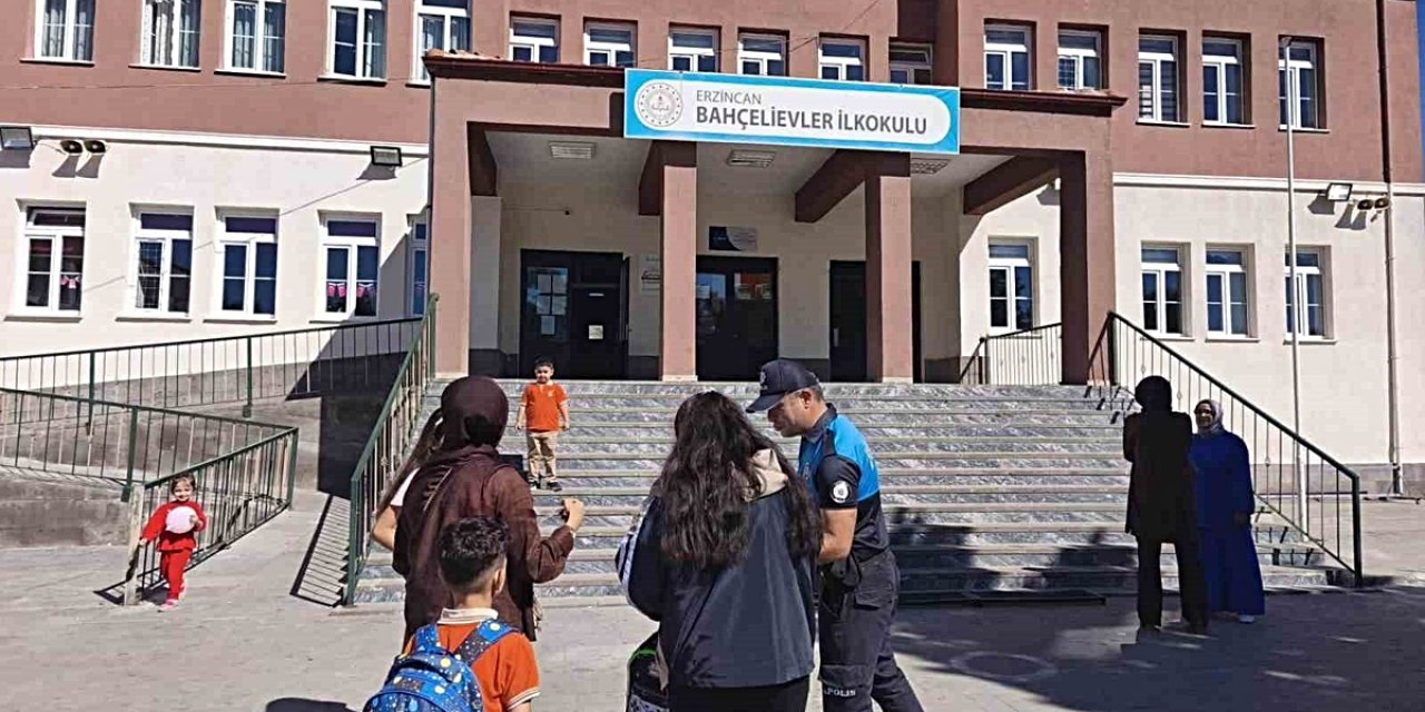 Erzincan'da Polis, Yeni Eğitim Yılında Öğrenci Velilerine Güvenlik Bilgilendirmesi Yaptı