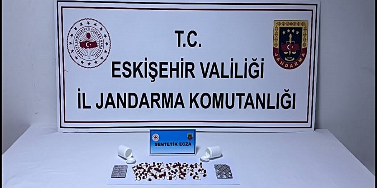 Eskişehir Sivrihisar'da Otobüste 128 Sentetik Ecza Hapı Taşıyan Şahıs Tutuklandı