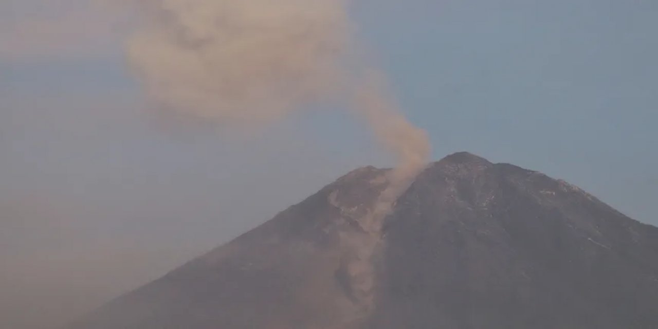 Endonezya'daki Semeru Yanardağı'nda 3 Patlama Yaşandı