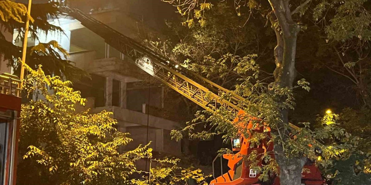 Bakırköy'de Metruk Binanın Çatısında Yangın 1 Saatte Kontrol Altına Alındı