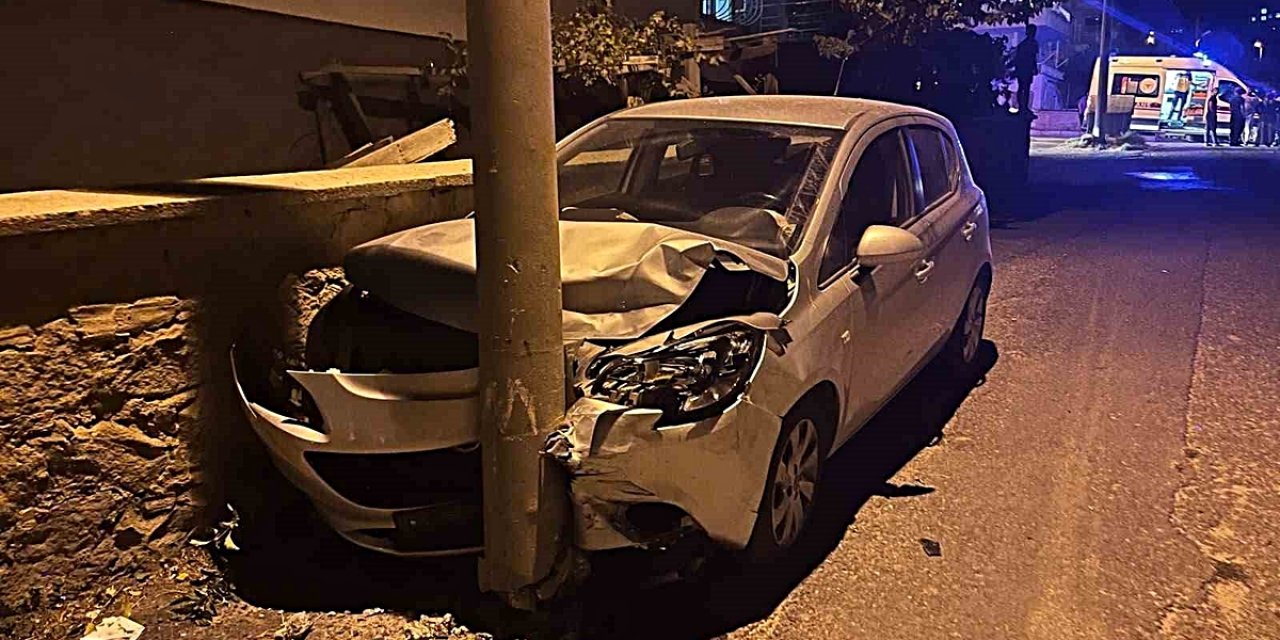 Niğde'de İki Otomobil Çarpıştı, 5 Kişi Yaralanarak Hastaneye Kaldırıldı