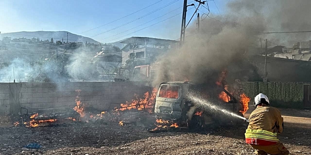 Hatay Kırıkhan'da Hafif Ticari Araç Ve Bahçede Çıkan Yangın Kontrol Altına Alındı