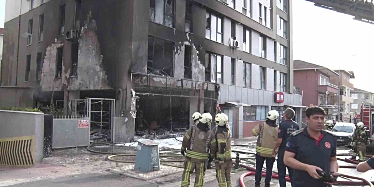 Pendik Çamçeşme'de Ambalaj Dükkanında Yangın Çıktı, Üst Katlara Sirayet Etti
