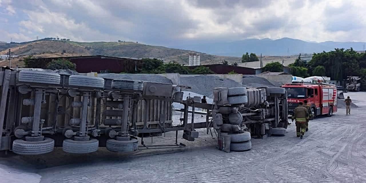Hatay Arsuz'da Devrilen Kum Yüklü Kamyonun Sürücüsü Yaralandı