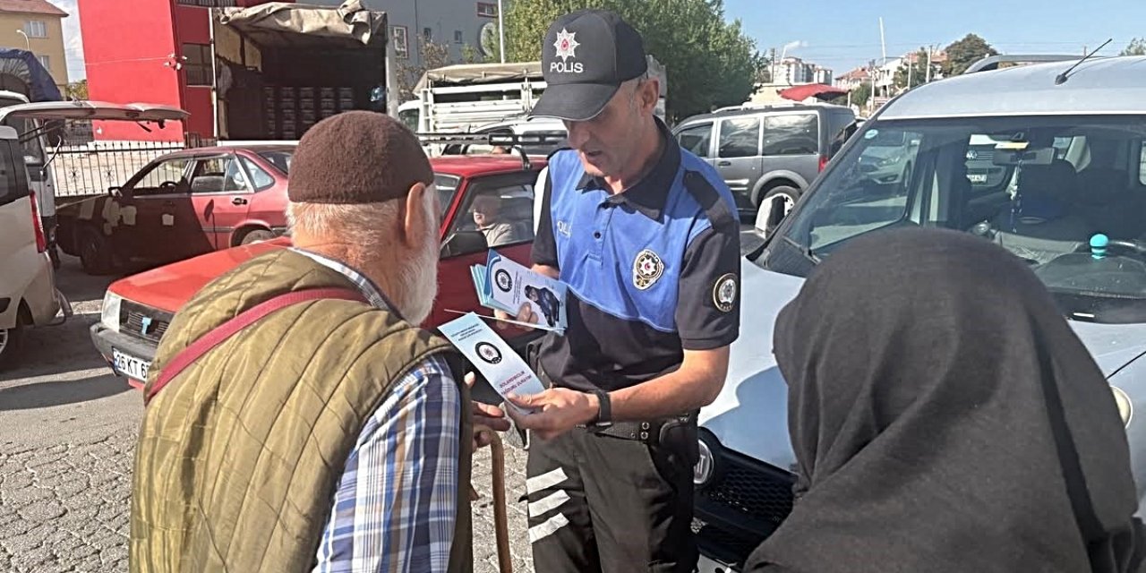 Kütahya'da Polis Okul Çevrelerinde Denetim Yaptı, 26 Vatandaşa Bilgilendirme Yapıldı